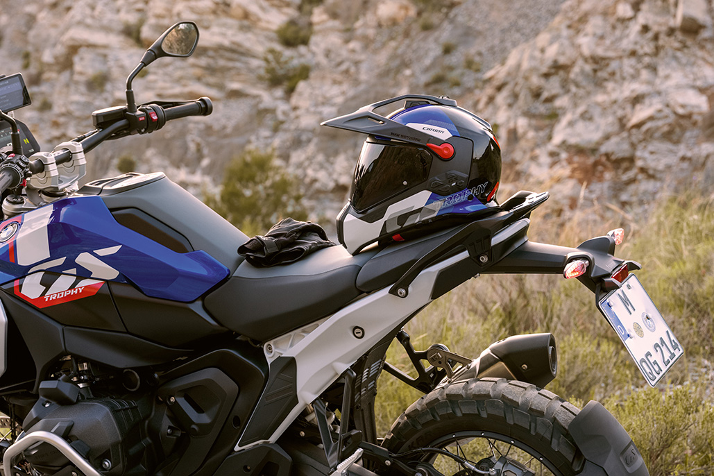 Bmw Motorrad Presents The Helmet Gs Rallye Carbon With Sun Visor