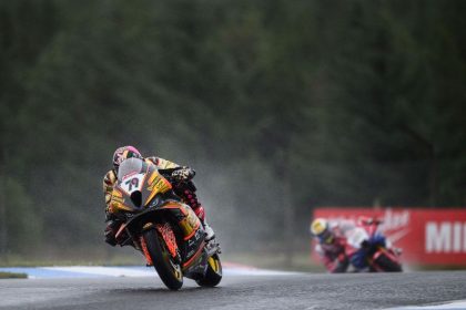 British Superbikes: Storm Damage: Stacey Stays Ahead Of Kent At Knockhill